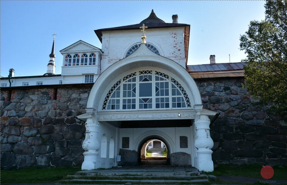 Сбор у Святых ворот Соловецкого монастыря
